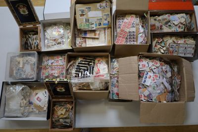 de nombreuses boîtes d'objets assortis posées sur une table