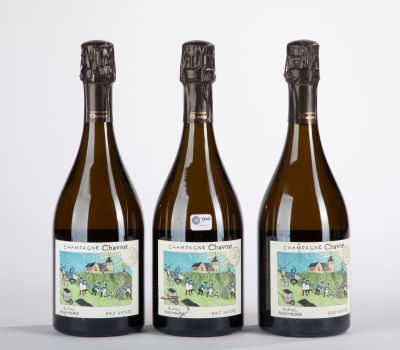 trois bouteilles de vin posées l'une à côté de l'autre sur une table