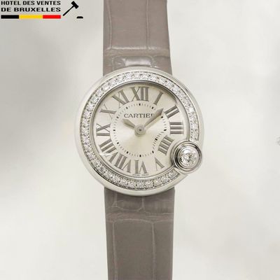 une image d'un gros plan d'une montre-bracelet avec des chiffres romains