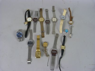 un grand nombre de montres posées sur une table
