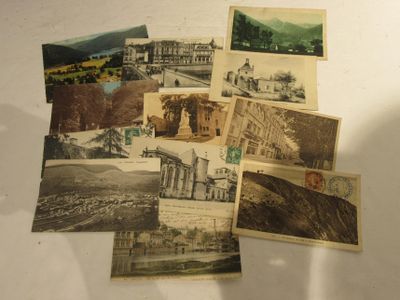 de nombreuses vieilles photos d'une ville et de montagnes posées sur la table