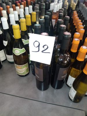 les nombreuses bouteilles de vin exposées dans un magasin
