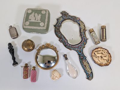 un grand nombre d'objets posés sur une table