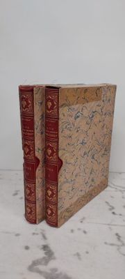 deux livres posés sur une table en marbre