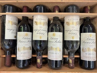 plusieurs bouteilles de vin dans une caisse en bois