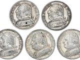 quatre pièces d'argent sur lesquelles figurent les portraits d'un homme et d'une femme