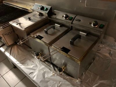 deux friteuses posées sur une feuille de papier d'aluminium