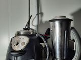 un mixeur et une tasse posés sur une étagère, avec une étiquette de prix
