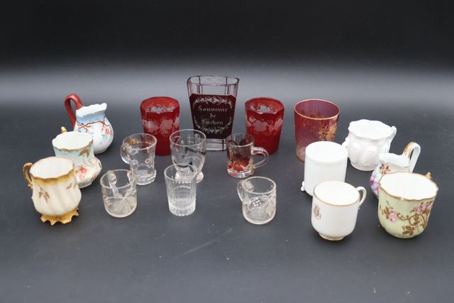 Objets de vitrine : petites tasses, petits verres (dont cristal d...