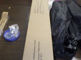 une boîte en carton posée sur une table, sur laquelle se trouve un vaporisateur