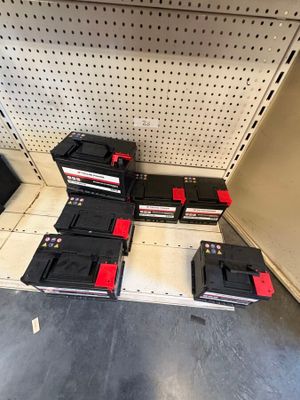 de nombreuses piles qui se trouvent en rayon dans le magasin