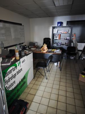 un homme debout devant un réfrigérateur dans une pièce