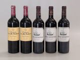 quatre bouteilles de vin rouge sont alignées sur une table