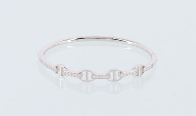 un gros plan d'une bague en or blanc sertie de diamants sur fond blanc