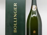 une bouteille de champagne Bollinger à côté d'une boîte verte