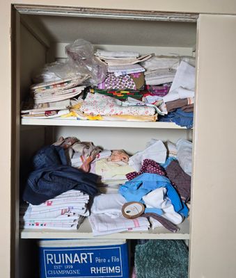 une armoire remplie de vêtements et d'autres objets