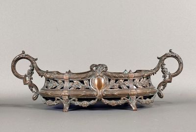 une assiette en argent ornée d'un motif décoratif