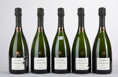 quatre bouteilles de champagne sont alignées