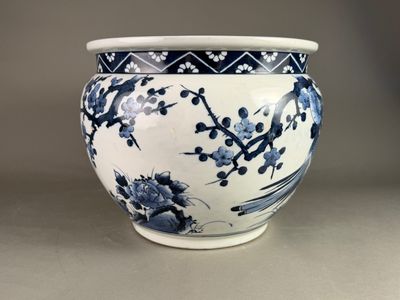 JAPON. Aquarium en porcelaine bleu/blanc à décor d'oiseaux e…