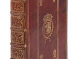 un vieux livre relié en cuir, orné de dorures et doté d'une couverture décorative