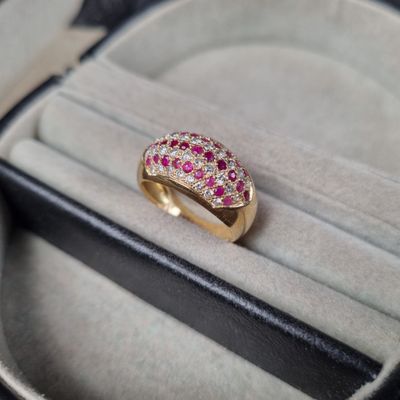 une bague en or sertie de pierres roses et blanches