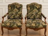 paire de fauteuils de style Louis XV avec revêtement floral