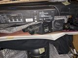 une image représentant un système de télécommande posé sur une pile de vêtements