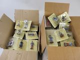 deux cartons remplis de jouets de toutes sortes