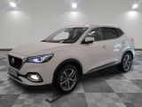 le 4x4 blanc est garé dans une grande pièce au sol en damier