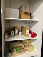 Petit lot de tasses et divers (dans le placard étage)