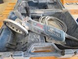 un outil dans une boîte à outils posée sur une table en bois