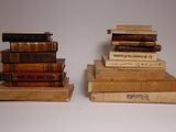 livres empilés sur une surface blanche