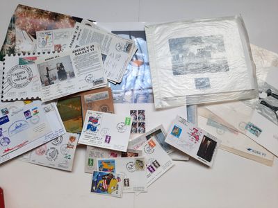 beaucoup de timbres et de cartes postales sur la table