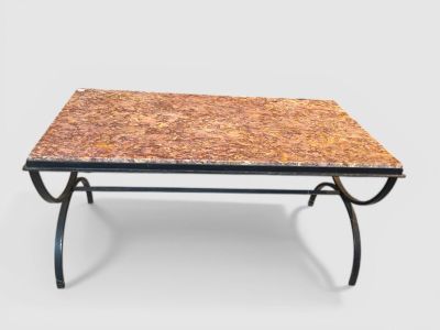 TABLE BASSE, structure en métal, plateau en marbre rose-orange