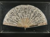 une vitrine en verre avec un ventilateur à l'intérieur