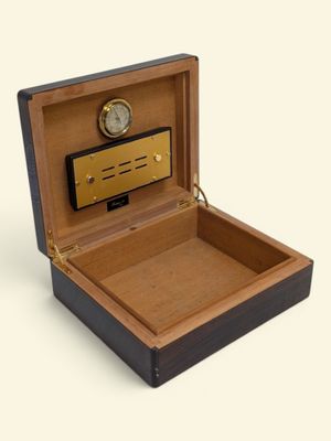 une petite boîte en bois avec une horloge à l'intérieur