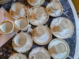 une table avec beaucoup d'assiettes et de tasses