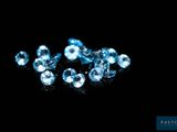 un gros plan sur un bouquet de diamants bleus posés sur une surface noire