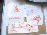 de nombreux dessins sur une feuille de papier posée sur une table