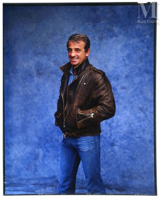 portrait d'un homme en veste en cuir et en jean posant pour une photo