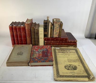 plusieurs vieux livres sont empilés sur une table
