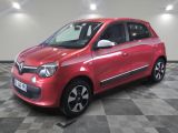 la petite voiture rouge est garée dans le garage sur un sol en damier