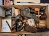 une boîte remplie d'outils et d'autres objets qui s'y trouvent