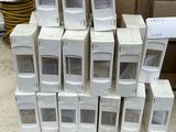 beaucoup de boîtes blanches empilées les unes sur les autres