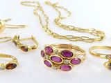 plusieurs types de bijoux sont présentés sur une surface blanche