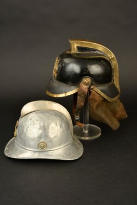 deux casques posés l'un à côté de l'autre