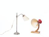 une lampe posée sur une table à côté d'une lampe