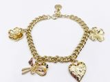 Gros plan sur un bracelet en or orné de breloques