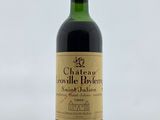 gros plan d'une bouteille de vin sur une table