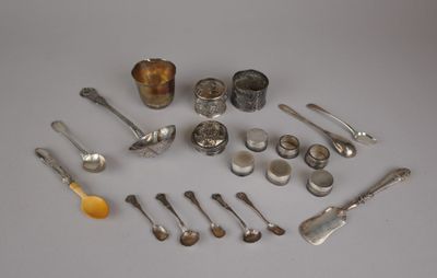 beaucoup de cuillères en argent et d'autres objets en argent sur une table